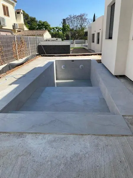 Construcción real de piscina por Grupo AMANO