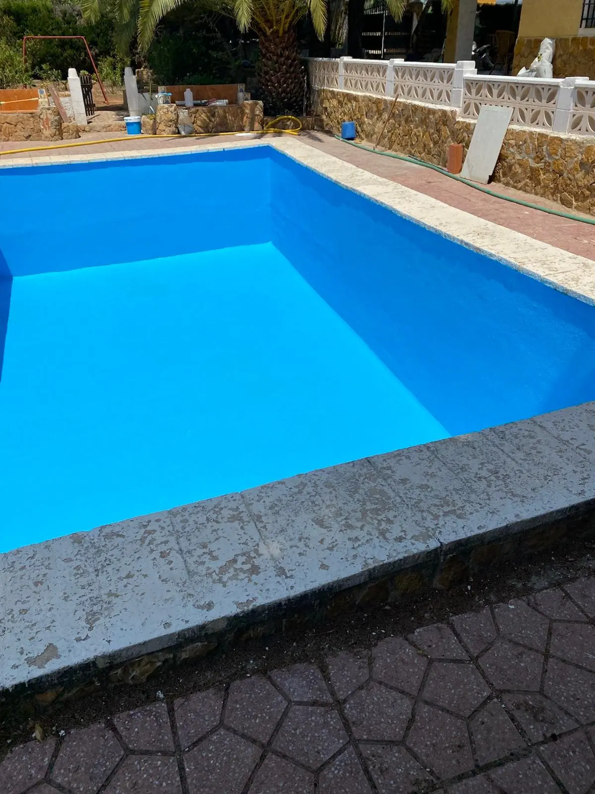 Acabado azul en piscina