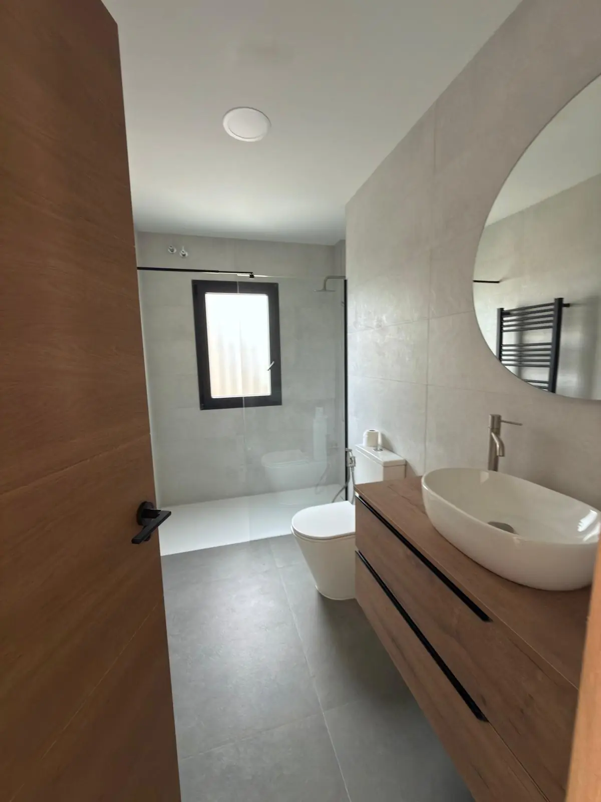 Baño reformado con lavabo y ducha